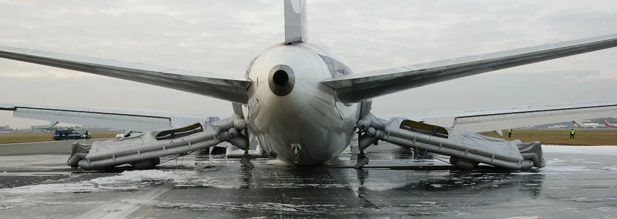 Tylne trapy ratownicze lotu LO 16