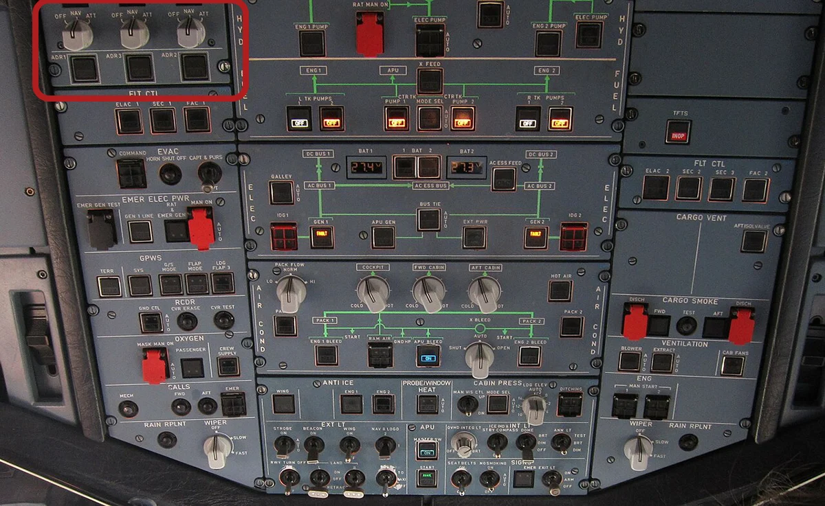 Panel górny Airbusa A320. W lewym górnym rogu widoczne trzy pokrętła systemu ADIRS.