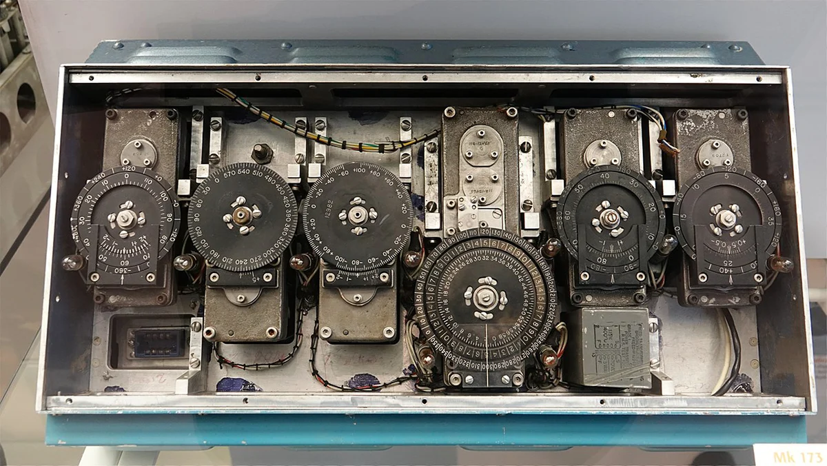 We wczesnych latach 50-tych zespół Charlesa Drapera z MIT opracował prototyp czysto inercyjnego systemu referencyjnego do kierowania okrętami podwodnymi, pociskami i samolotami, znanego jako Space Inertial Reference Earth (SPIRE). Wykorzystywał on żyroskopy i akcelerometry podłączone do komputera w celu określenia pozycji bez emitowania sygnałów, które mogłyby ujawnić pozycję lub polegania na sygnałach zewnętrznych, które mogłyby być podatne na zakłócenia ze strony wroga.