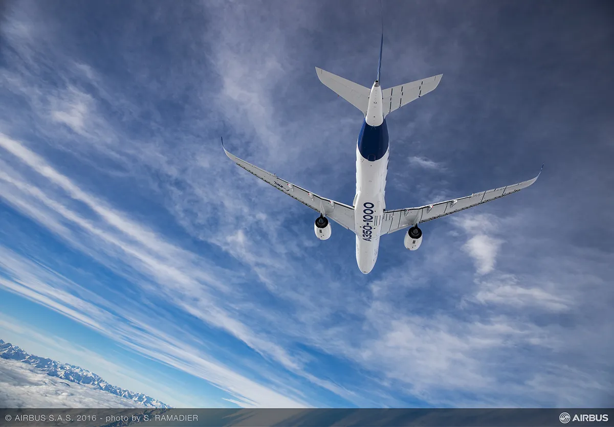 Podobnie jak w przypadku krótszej wersji A350-900, kadłub Airbusa A350-1000 jest zbudowany z tworzywa sztucznego wzmocnionego włóknem węglowym (CFRP) i ma przekrój 221 cali Podobnie jak w przypadku krótszej wersji A350-900, kadłub Airbusa A350-1000 jest zbudowany z tworzywa sztucznego wzmocnionego włóknem węglowym (CFRP) i ma przekrój 221 cali