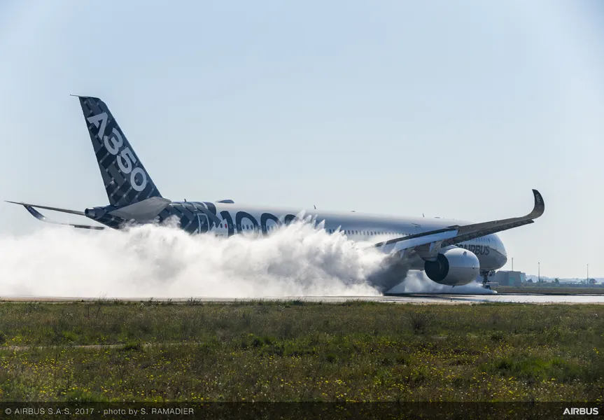 A350-1000 wykonuje jeden z pięciu testów w korycie wodnym w Bazie Sił Powietrznych Istres we Francji, przeprowadzonych w celu zademonstrowania wytrzymałości samolotu. A350-1000 wykonuje jeden z pięciu testów w korycie wodnym w Bazie Sił Powietrznych Istres we Francji, przeprowadzonych w celu zademonstrowania wytrzymałości samolotu.