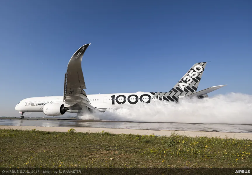Wersja A350-1000 o rozciągniętym kadłubie z rodziny A350 XWB firmy Airbus – wyposażona w mocniejsze silniki Rolls-Royce Trent XWB-97 i nowe sześciokołowe podwozie główne – jest poddawana próbom podczas testów wodnych w bazie sił powietrznych Istres we Francji. Wersja A350-1000 o rozciągniętym kadłubie z rodziny A350 XWB firmy Airbus - wyposażona w mocniejsze silniki Rolls-Royce Trent XWB-97 i nowe sześciokołowe podwozie główne - jest poddawana próbom podczas testów wodnych w bazie sił powietrznych Istres we Francji.