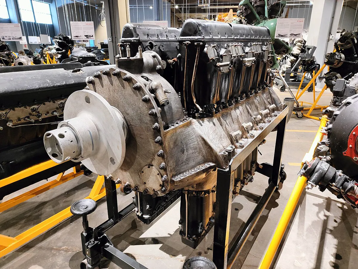 Francuski 24-cylindrowy silnik rzędowy Hispano-Suiza H Type 82 z 1938 r., ze zbiorów Muzeum Lotnictwa Polskiego w Krakowie.