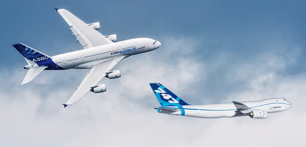 Jak Airbus A380 wypada na tle Boeinga 747-8 w porównaniu wielkości i pojemności?