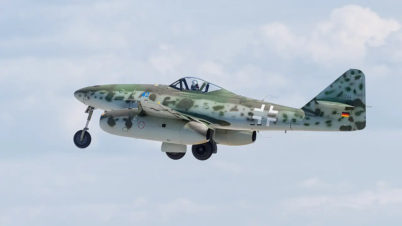 Replika samolotu Messerschmitt Me 262 B1-A (nr rej. D-IMTT, oznaczenie 501244) na targach lotniczych ILA Berlin Air Show 2016.
