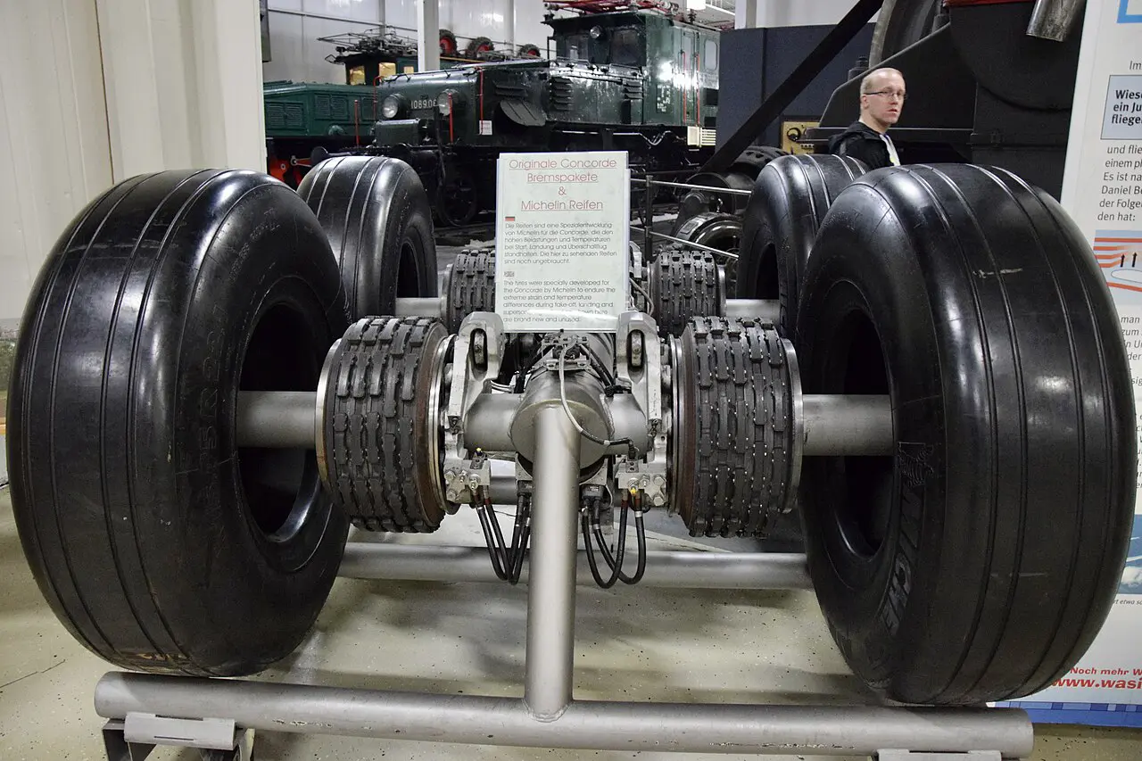 Opony zostały specjalnie opracowane dla samolotu Concorde przez firmę Michelin, aby wytrzymać ekstremalne obciążenia i różnice temperatur podczas startu, lądowania i lotu naddźwiękowego. Prezentowane opony są nowe i nieużywane.