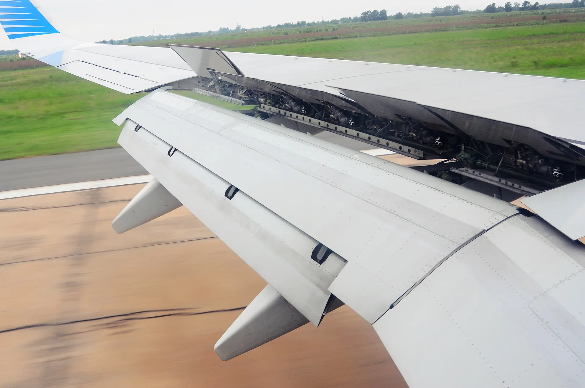 Wysnięte spoilery Boeinga 737-700 Aerolíneas Argentinas